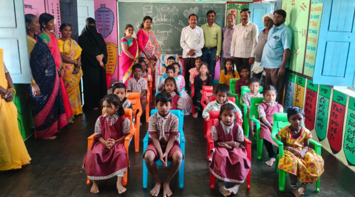 పాఠశాలకు కుర్చీల వితరణ