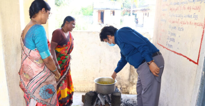 అంగన్వాడి కేంద్రాన్ని తనిఖీ చేసిన కలెక్టర్..
