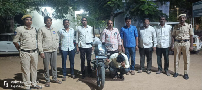 ఎండు గంజాయిని పట్టుకున్న ఎక్సైజ్ పోలీసులు