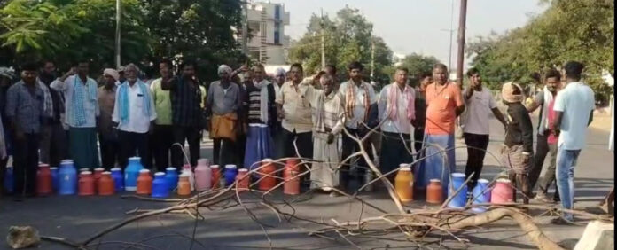 మదర్ డెయిరీ ముందు రైతులు ఆందోళన..