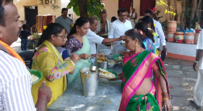 శ్రీ లలితాదేవి ఆశ్రమంలో అన్న వితరణ కార్యక్రమం