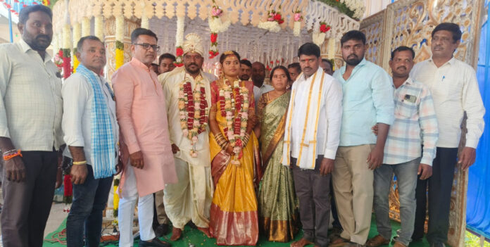 నూతన దంపతులను ఆశీర్వదించిన మాజీ ఎమ్మెల్యే పుట్ట మధుకర్