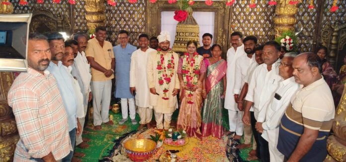 వధూవరులను ఆశీర్వదించిన మాజీ ఎమ్మెల్యే పుట్ట