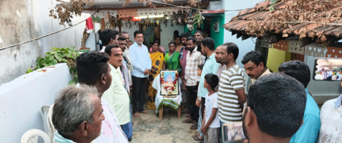 Former MLA Putta visits the family of the deceased.