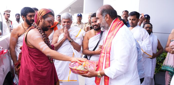 శృంగేరి జగద్గురువులకు ఘన వీడ్కోలు పలికిన ప్రభుత్వ విప్ ఆది..