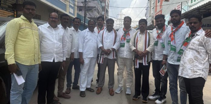 కాంగ్రెస్ నాయకుల ఇంటింటా ప్రచారం..