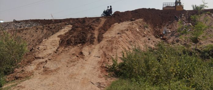 రోడ్డు ఇలా..వెళ్ళేది ఎలా.!