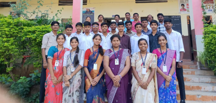 తోటి విద్యార్థులకు విద్యాబోధన చేయడం సంతోషంగా ఉంది