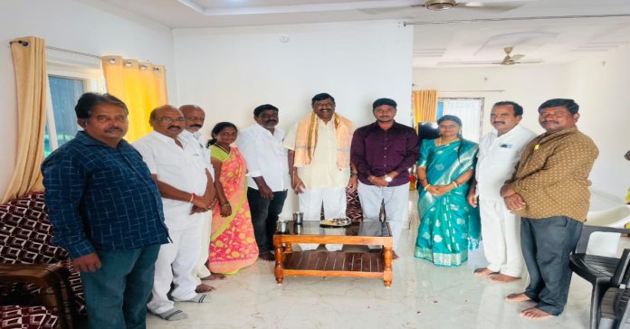 IMG-20251101-WA0289(1) Former MPTC, former Sarpanch of Puppalapalli honours former minister