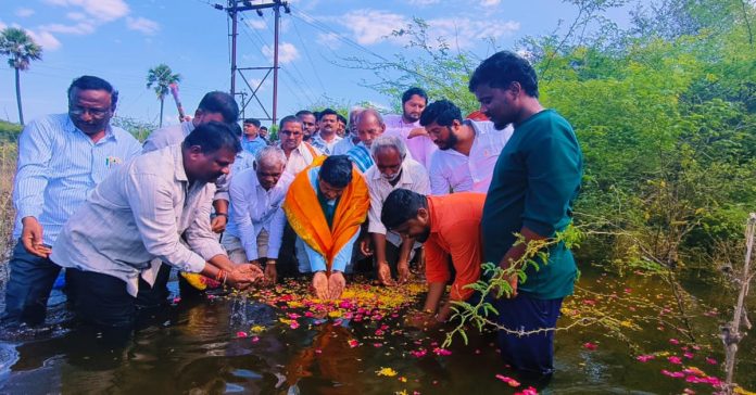 టేకులసోమారంలో చెరువుకు కట్టమైసమ్మకు పూజలు