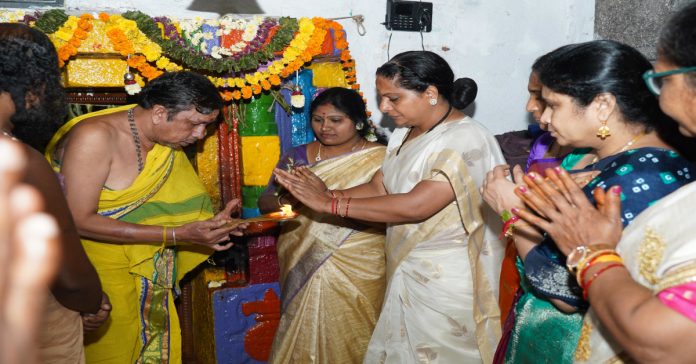 శ్రీ నీలకంఠేశ్వర ఆలయంలో కుటుంబ సభ్యులతో కవిత ప్రత్యేక పూజలు