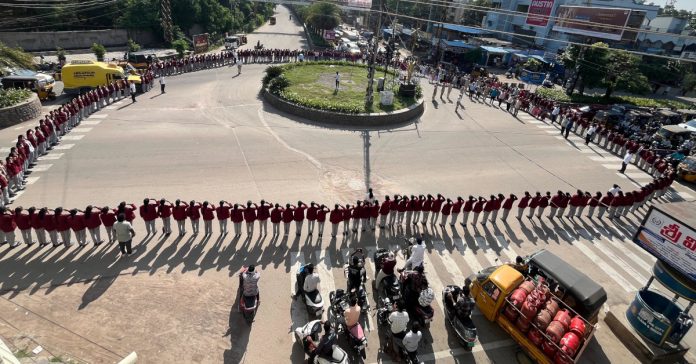 వందేమాతరం గీతం ఆలపించిన పోలీసులు, విద్యార్థులు