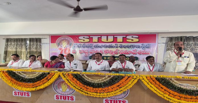 రాష్ట్ర కౌన్సిల్ సమావేశంలో పాల్గొన్న ఎస్ టి యు నాయకులు