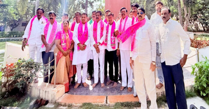 అమరవీరుల స్థూపానికి నివాళులర్పించిన బీఆర్ఎస్ నేతలు