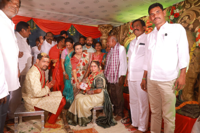 నూతన వధూవరులను ఆశీర్వదించిన ఝాన్సీ రెడ్డి