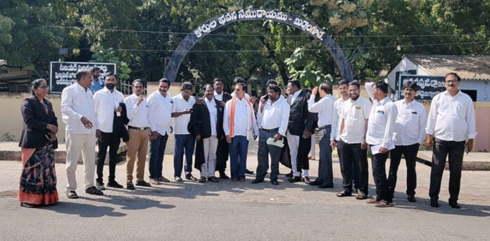 విధులు బహిష్కరించిన న్యాయవాదులు