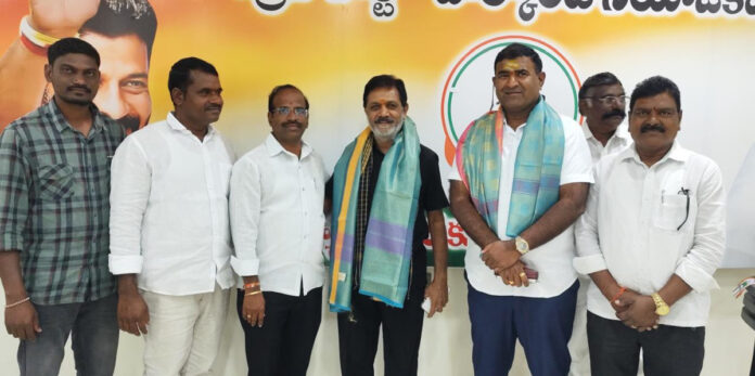 జిల్లా అధ్యక్షుడిని మర్యాదపూర్వకంగా కలిసిన నాయకులు