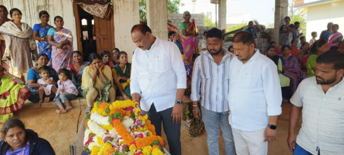 సీనియర్ జర్నలిస్టు మాజీ సర్పంచ్ భౌతికకాయానికి నివాళులర్పించిన నాయకులు