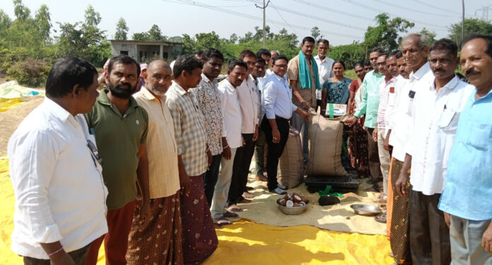 వరిధాన్యం కొనుగోలు కేంద్రాన్ని సద్వినియోగం చేసుకోండి: తహశీల్దార్