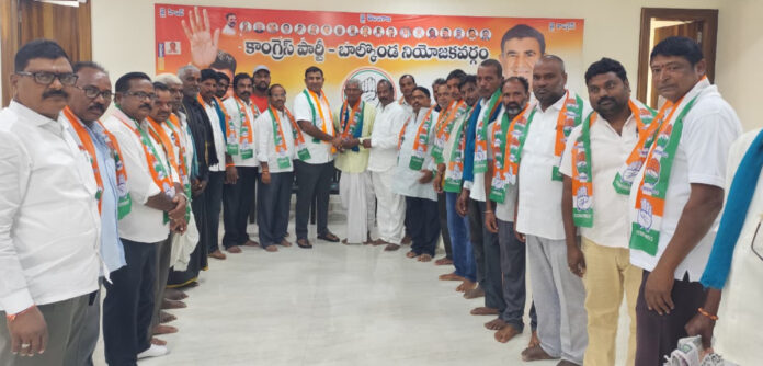 Members of Munnur Kapu Sangha join Congress party