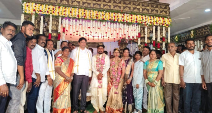 నూతన దంపతులను ఆశీర్వదించిన మంత్రి దుద్దిళ్ల శ్రీదర్ బాబు
