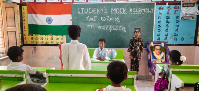 పాఠశాలలో మాక్ (స్టూడెంట్) అసెంబ్లీ