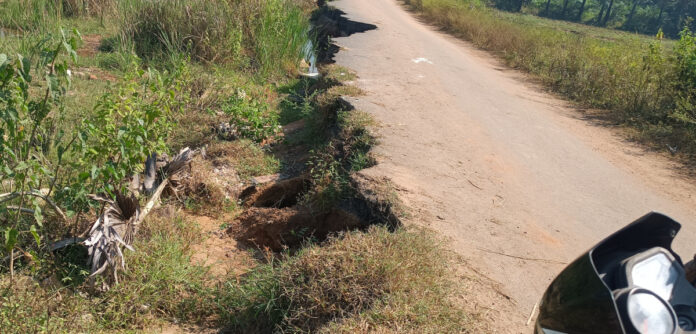 వాహనదారులు జర భద్రం.. పొంచి ఉన్న ప్రమాదం