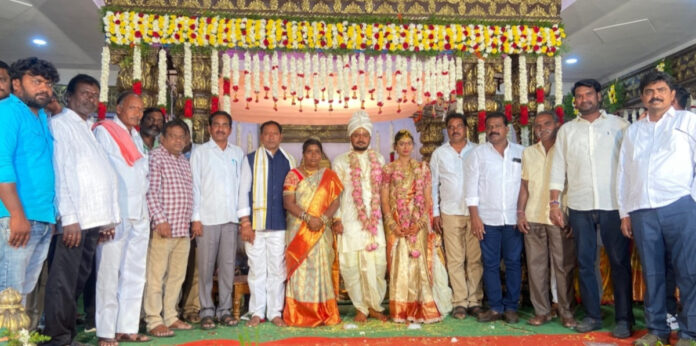 వధూవరులను ఆశీర్వదించిన పిఏసిఏస్ చైర్మన్ సంపత్ యాదవ్