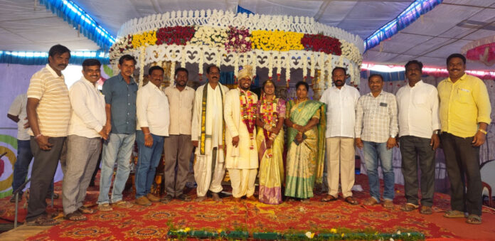 నూతన దంపతులకు పీఏసీఎస్ చైర్మన్ ఆశీర్వాదం.!