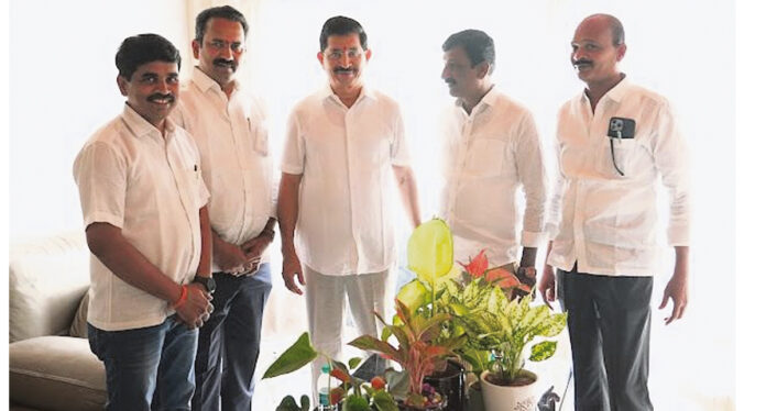 మోడల్ స్కూల్స్ను విద్యాశాఖలో విలీనం చేయాలి