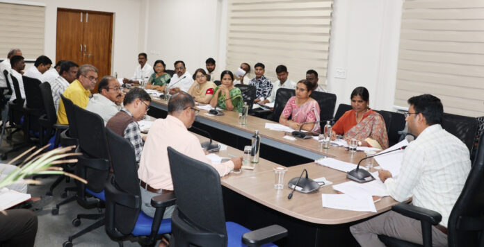 పెండింగ్ భూభారతి దరఖాస్తులు పరిష్కరించాలి: కలెక్టర్