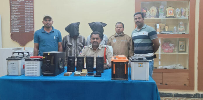 దేవరాంపల్లిలో దొంగలను అరెస్టు చేసిన పోలీసులు