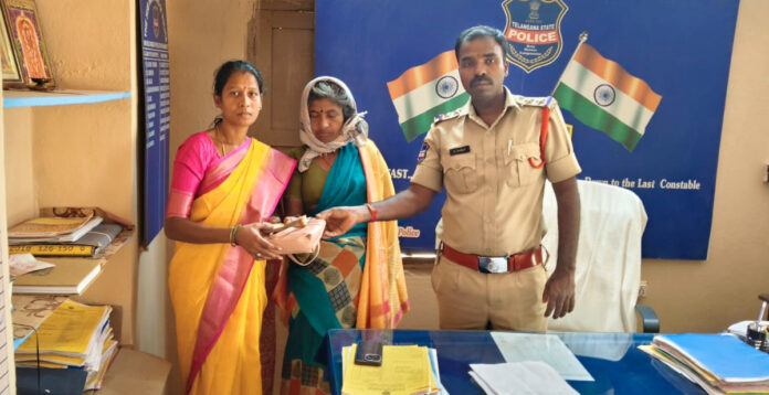 పోగొట్టుకున్న నగదును బాదితులకు అందించిన పోలీసులు