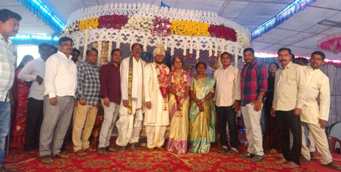 నూతన వధూవరులను ఆశీర్వదించిన ఆర్టీఐ డివిజన్ కన్వీనర్..