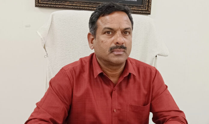 Ramakant Sharma as Chandur Tahsildar