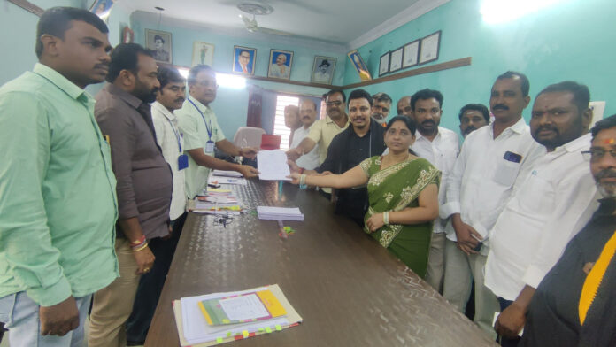 చింతలపల్లి సర్పంచ్ అభ్యర్థిగా రవినాయక్ నామినేషన్ దాఖలు