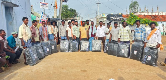 రైతులకు ఉచితంగా టార్పాలిన్ కవర్లు పంపిణీ చేసిన యువకుడు రవి