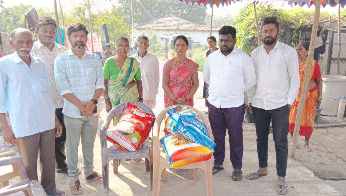 నిరుపేద కుటుంబానికి బియ్యం అందజేత