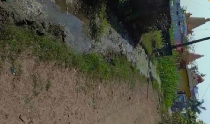 అంబేద్కర్ భవనం వరకు రోడ్డు వేయాలి