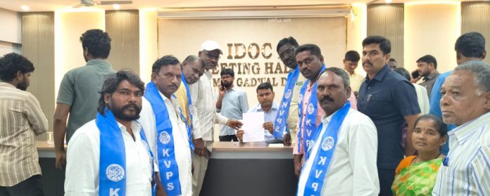 భారీ వర్షాలకు దెబ్బతిన్న రోడ్లకు మరమ్మత్తులు చేయాలి..