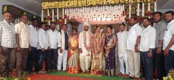 నూతన దంపతులకు పిఏసిఎస్ చైర్మన్ మొండయ్య ఆశీర్వాదం.!