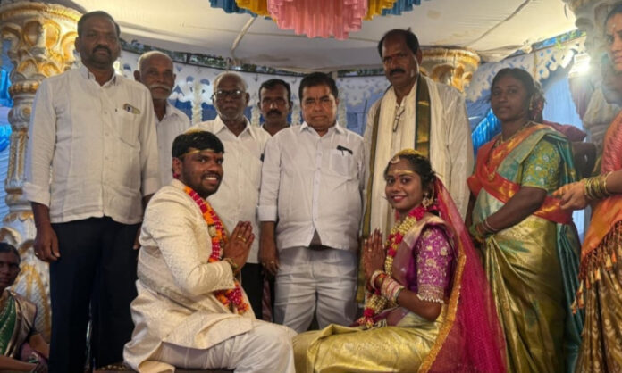 వధూవరులను ఆశీర్వదించిన రాష్ట్ర ట్రేడ్ ప్రమోషన్ చైర్మన్ ప్రకాష్ రెడ్డి