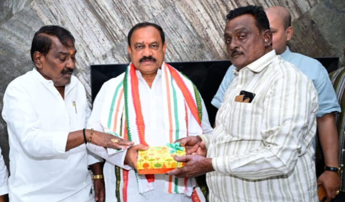 టీపీసీసీ చీఫ్ కు ఘన సన్మానం