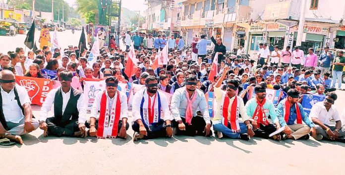 కళ్ళుండి చూడలేని గుడ్డి ప్రభుత్వం కళ్లు తెరవాలి