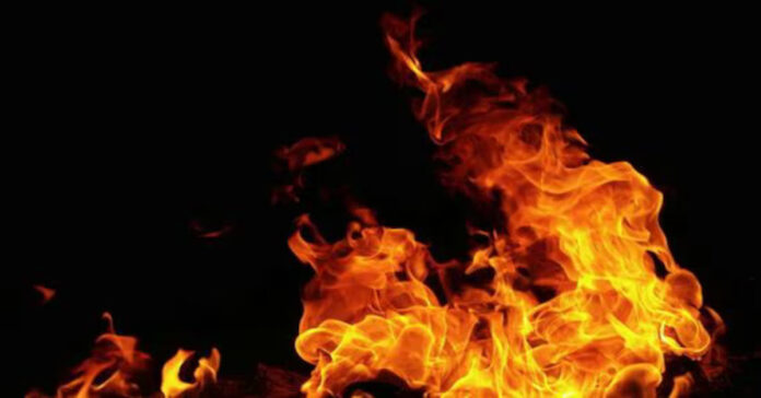 అంబులెన్స్కు మంటలు.. వైద్యుడు, నవజాత శిశువు సహా నలుగురి సజీవ దహనం