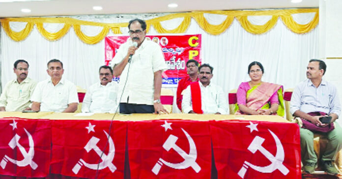 ప్రజలతో మమేకమై ముందుకు సాగాలి