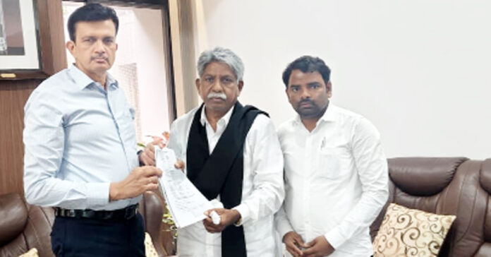 కర్ల రాజేశ్ హత్య కారకులపై ఎస్సీ, ఎస్టీ అట్రాసిటీ కేసు పెట్టాలి