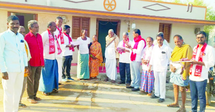 కిసాన్ కపాస్ పేరుతో పత్తి రైతును దోపిడీ