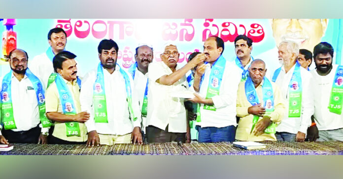 కాంగ్రెస్ విజయంతో టీజేఎస్ కార్యాలయంలో సంబురాలు