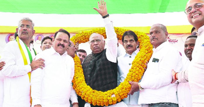 ఆర్ఎస్ఎస్, బీజేపీ కార్యాలయాల్లో వందేమాతరం పాడలేదు